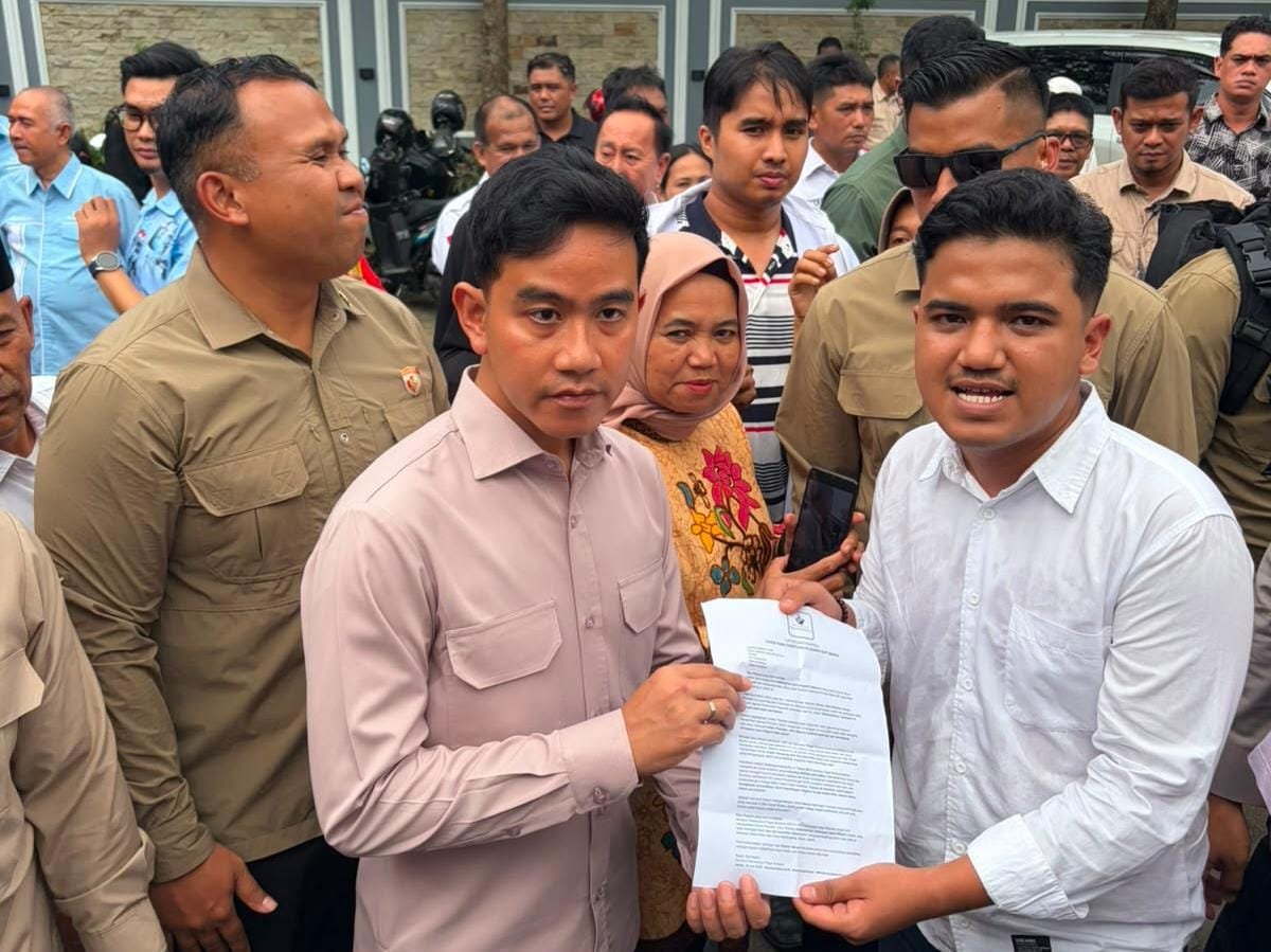 Viral, Mahasiswa Jambi Hadang Wapres Gibran: Minta Selamatkan Candi Muara Jambi dari Kepungan Stockpile Batubara